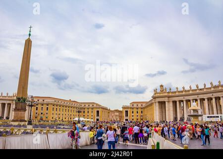 Überfüllter Petersplatz`s, Piazza San Pietro Vatican mit Brunnen, die von Carlo Maderno und Gian Lorenzo Bernini zur Verzierung des Platzes geschaffen wurden, Vatikan Stockfoto